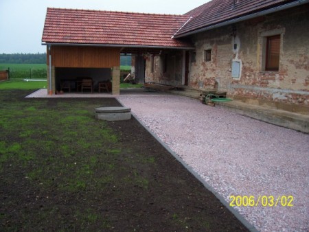 Zpěvněná plocha kamenem